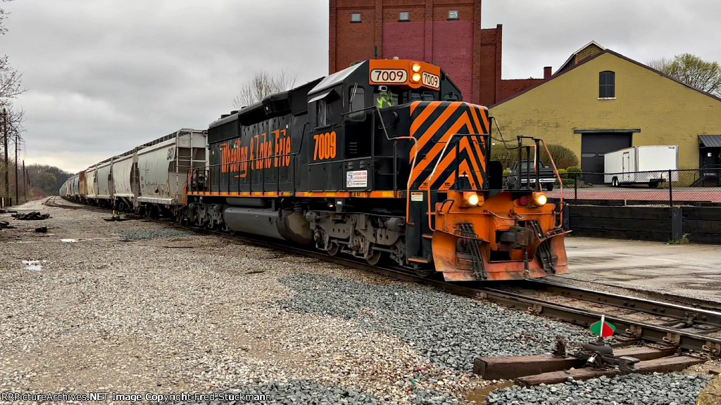 WE 7009 leads train 291 at Summit St.